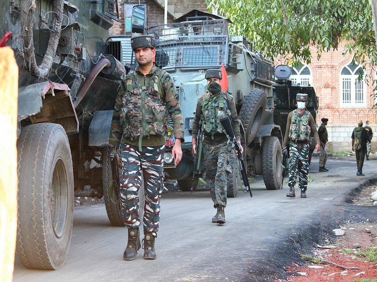 Policeman, 3 terrorists killed in Srinagar encounter