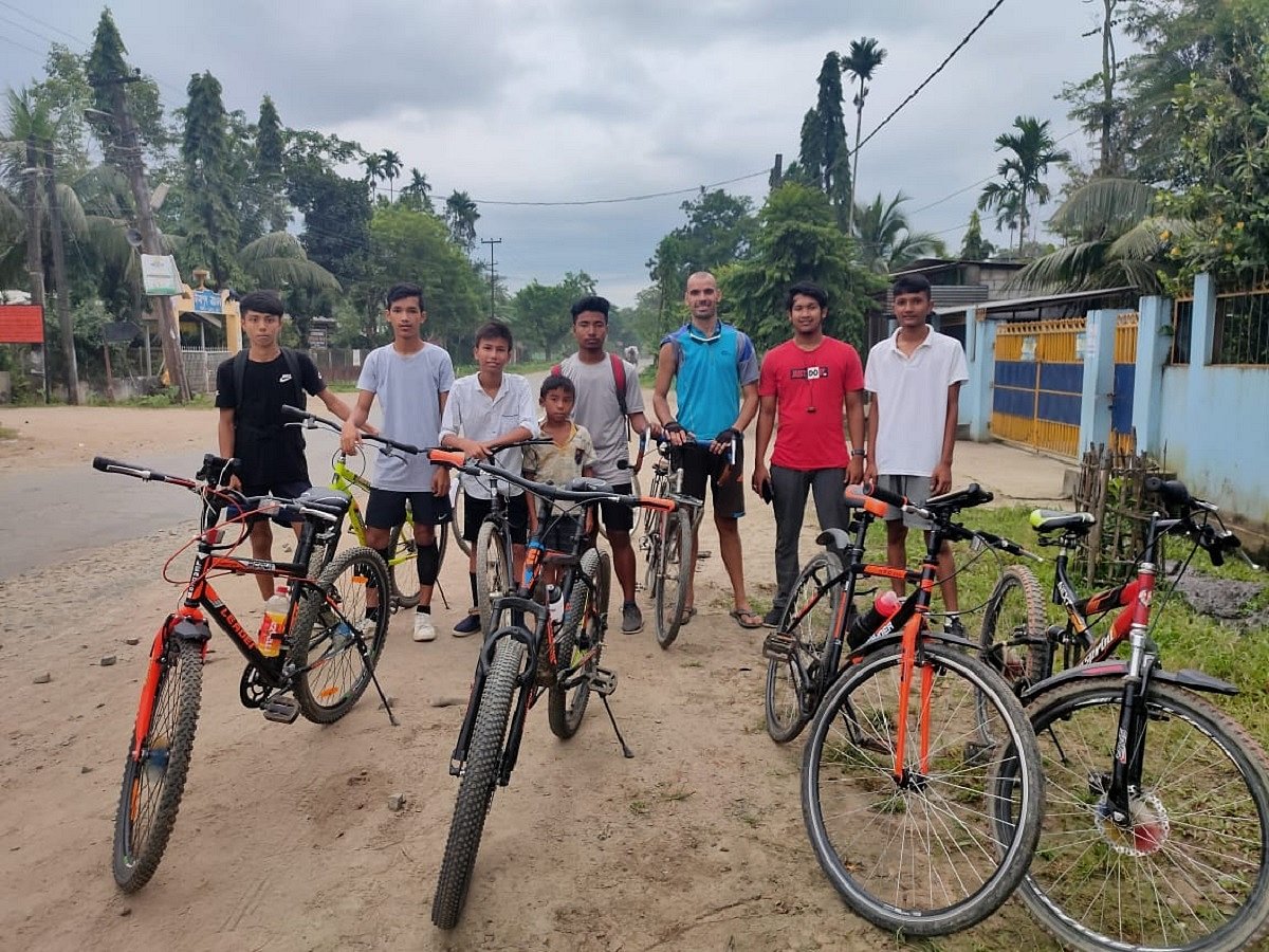 Village bids emotional adieu to Spaniard stranded in Assam during the lockdown