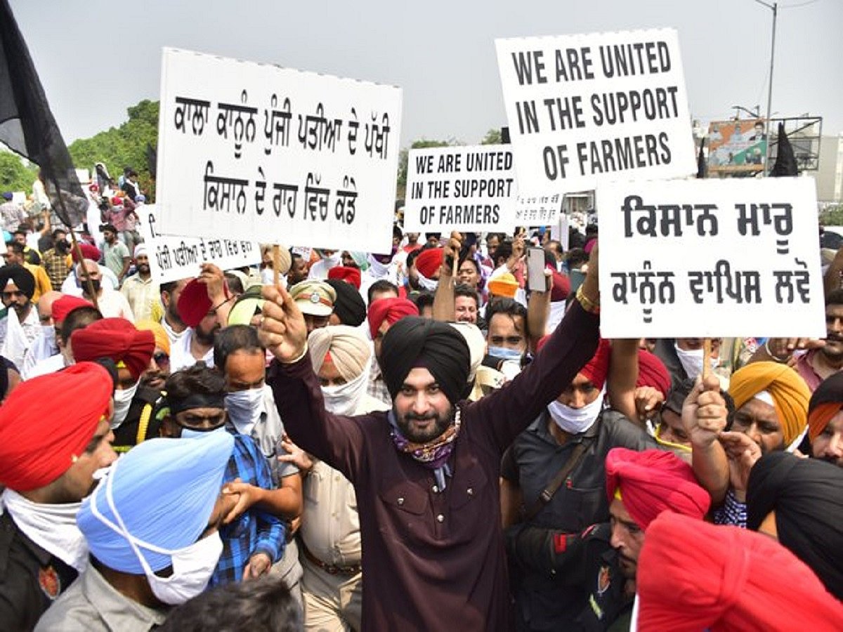 Cricketer-turned-politician Navjot Sidhu makes public appearance after a year, joins protesting farmers