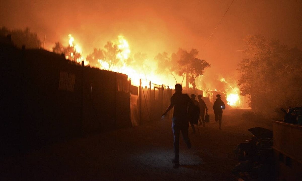 Greece: Fire sweeps through refugee camp on virus lockdown