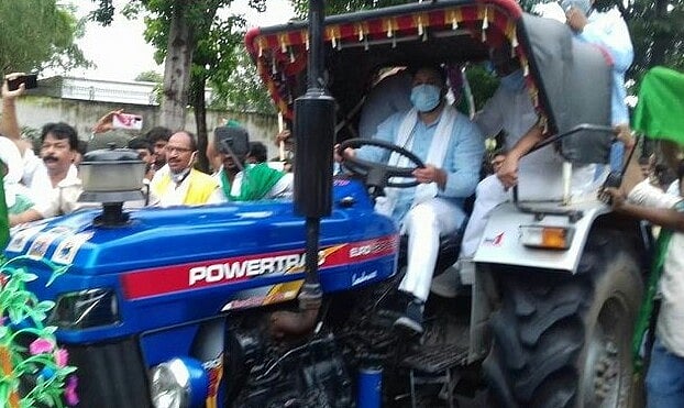 Tejashwi leads tractors’ procession in Patna against farm Bills