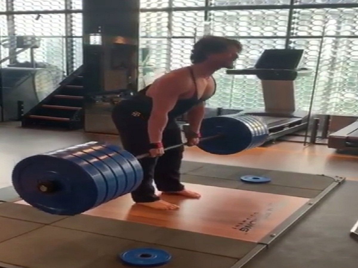 Tiger Shroff does deadlifts with 220 kilos of weight