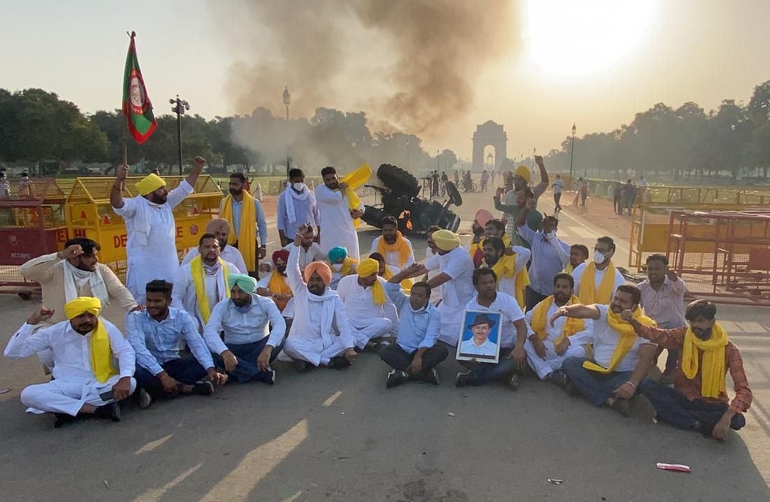 Farm bills: Congress scales up protests; tractor set on fire at India Gate, 5 detained by police