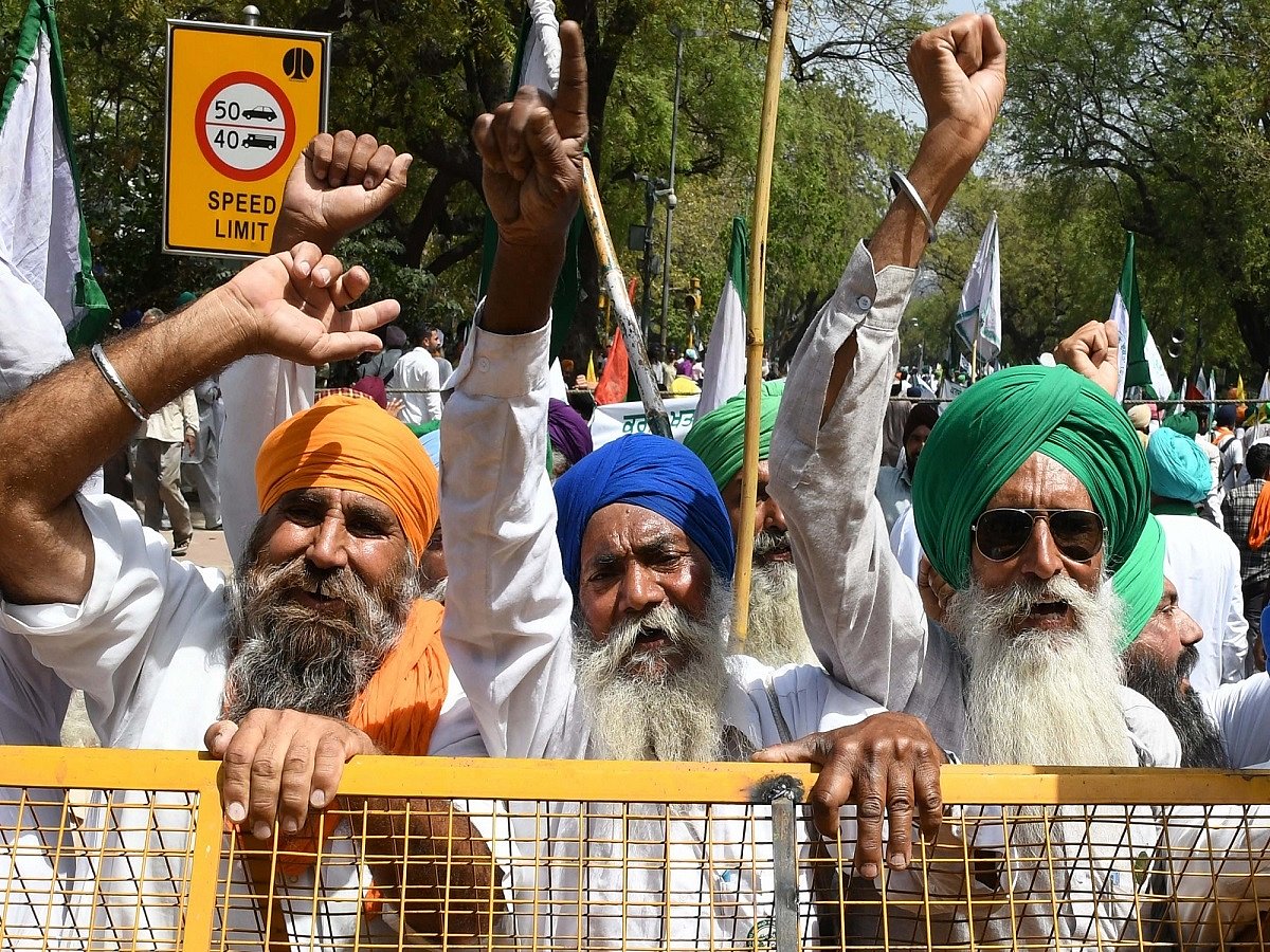Haryana Police stops protesting Punjab farmers with water cannons