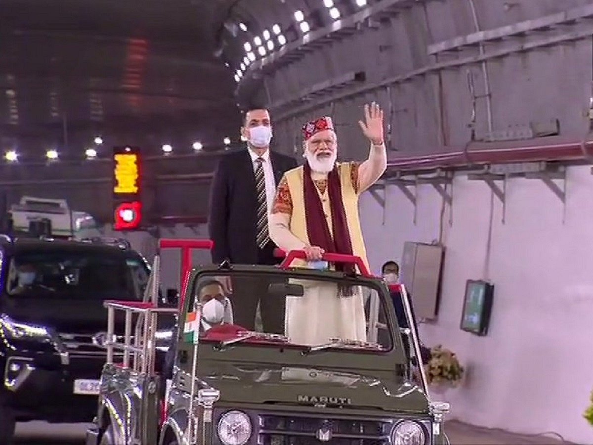 Was Prime Minister Modi waving at a non-existent crowd in the Atal tunnel?
