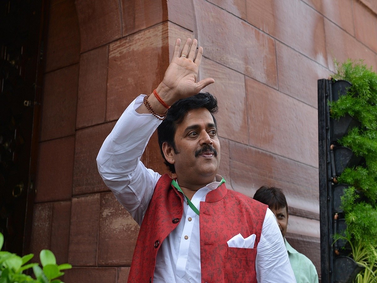 Ravi Kishan wants to raise issue of vulgarity in Bhojpuri films; netizens remind him of his own songs, films