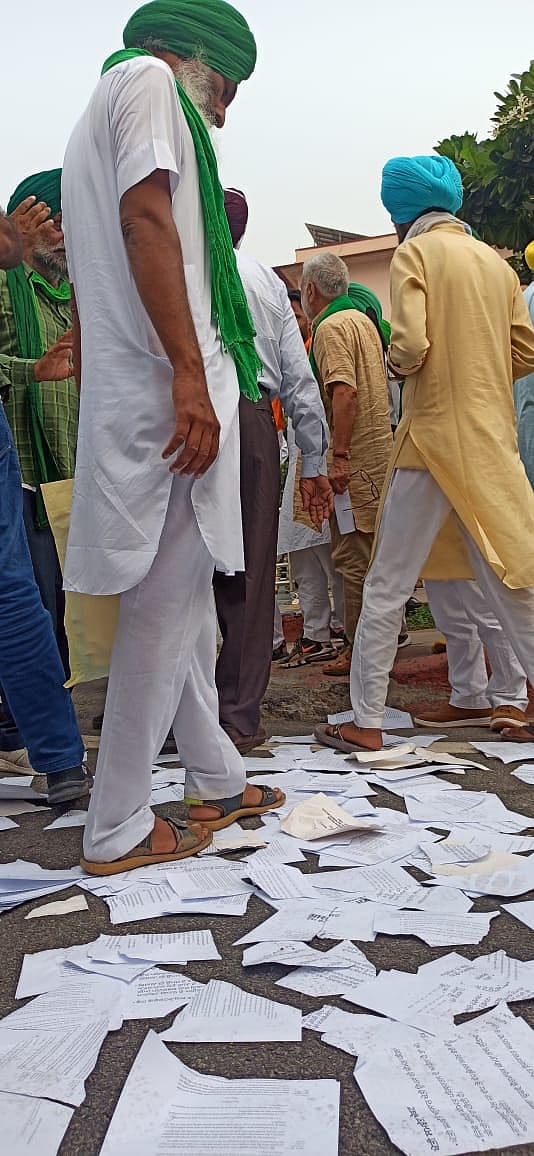Farmers’ leaders walk out of Krishi Bhawan meeting after minister fails to show up, tear copies of farm laws