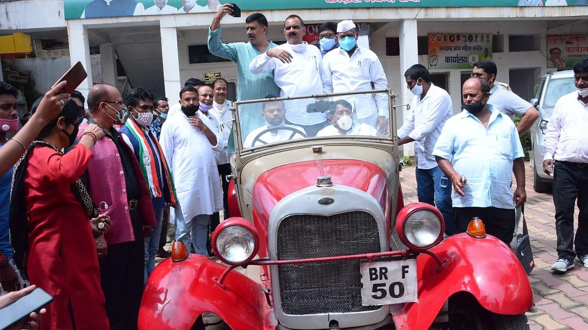 Congressmen of Pradesh Congress Committee on roadshow on Ford car on Gandhi Jayanti this year