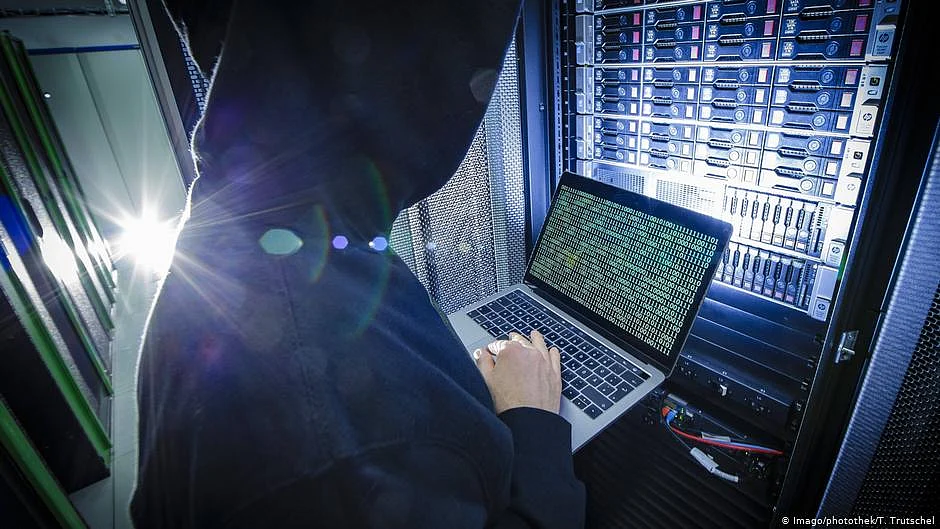 Hackers slip mysterious malware into 30K Apple Macs