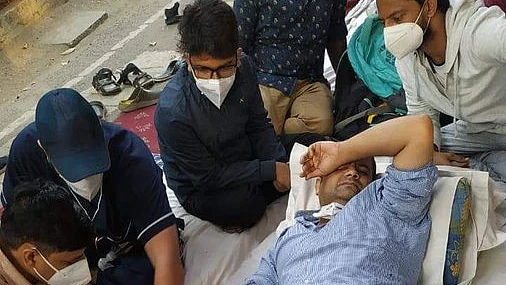 Resident doctors of 3 Centre-run hospitals in Delhi protest in solidarity with agitating colleagues