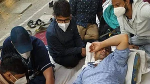 Resident doctors of 3 Centre-run hospitals in Delhi protest in solidarity with agitating colleagues