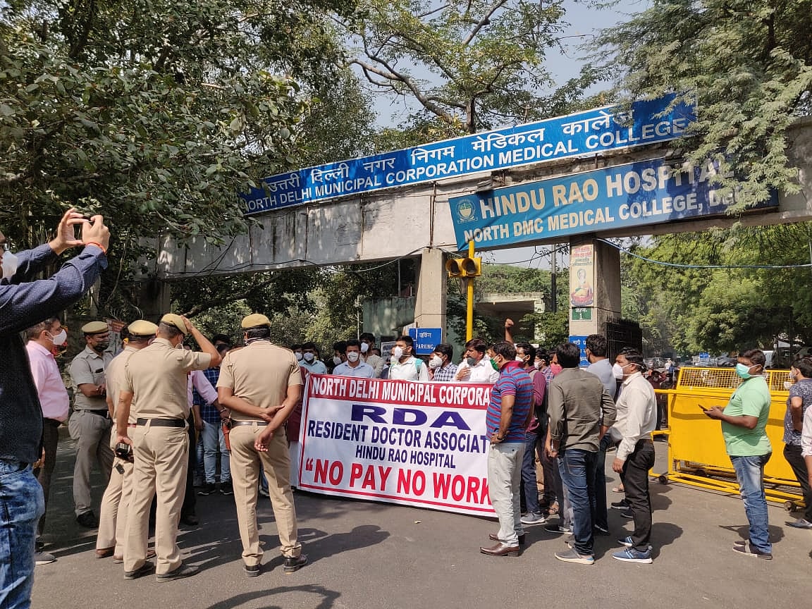 Resident doctors of NDMC hospitals protest at Jantar Mantar over salary dues
