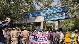 Resident doctors of NDMC hospitals protest at Jantar Mantar over salary dues
