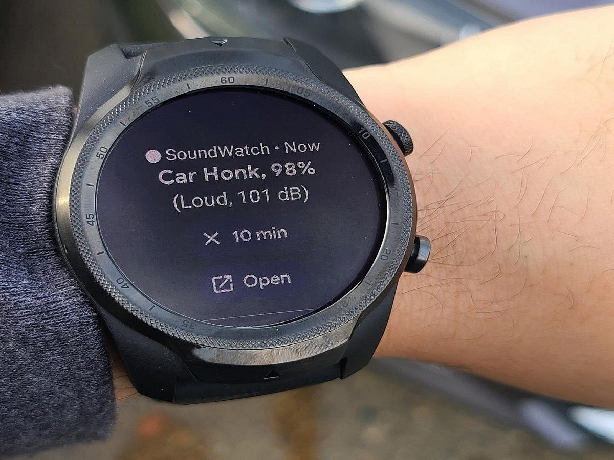 Researchers develop new smartwatch app that warns deaf users