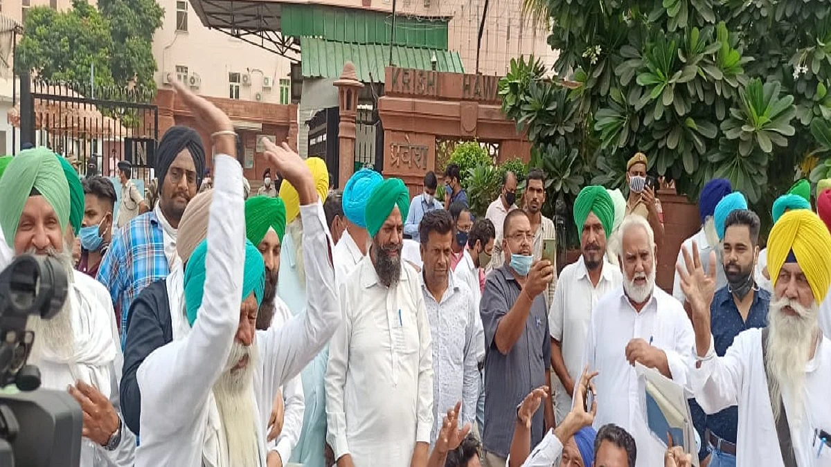 Farmers’ leaders walk out of Krishi Bhawan meeting after minister fails to show up, tear copies of farm laws