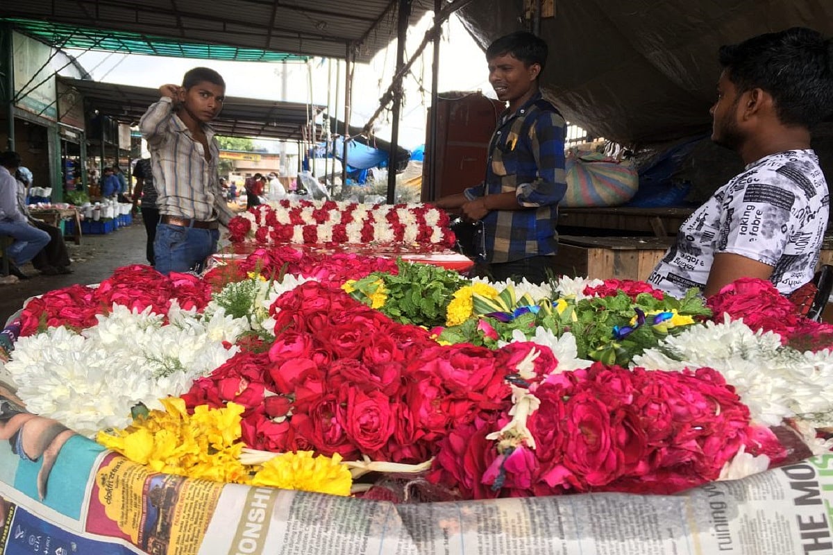 Flower business in Ghazipur market withers amid corona pandemic  