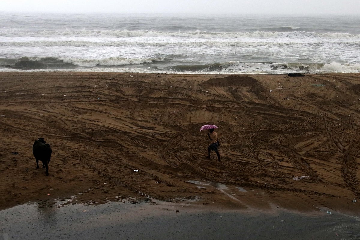 3 killed as cyclone Nivar wreaks havoc in Tamil Nadu  