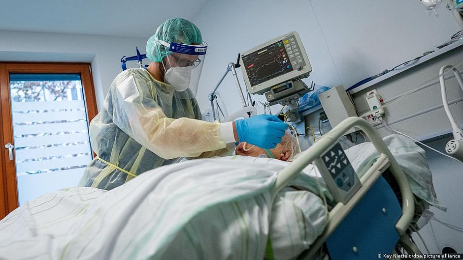 Italy sees spike in new Covid cases, hospitalisations