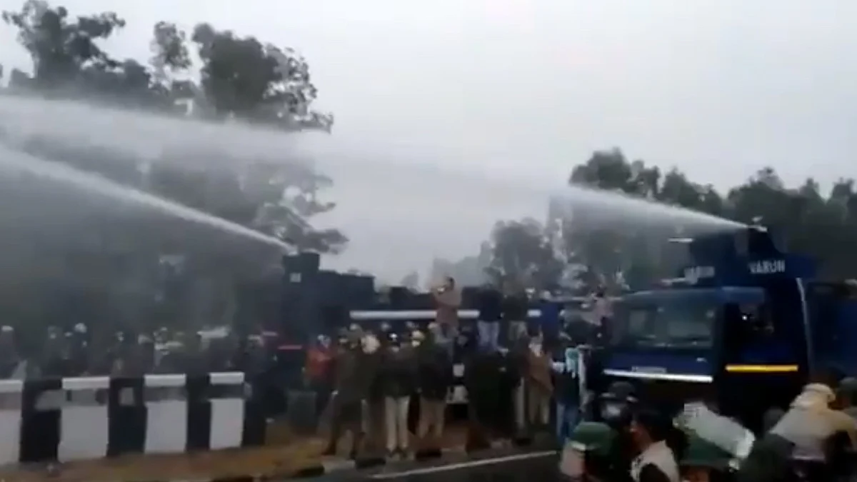 Braving tear-gas shells, water cannons, thousands break barricades in Haryana