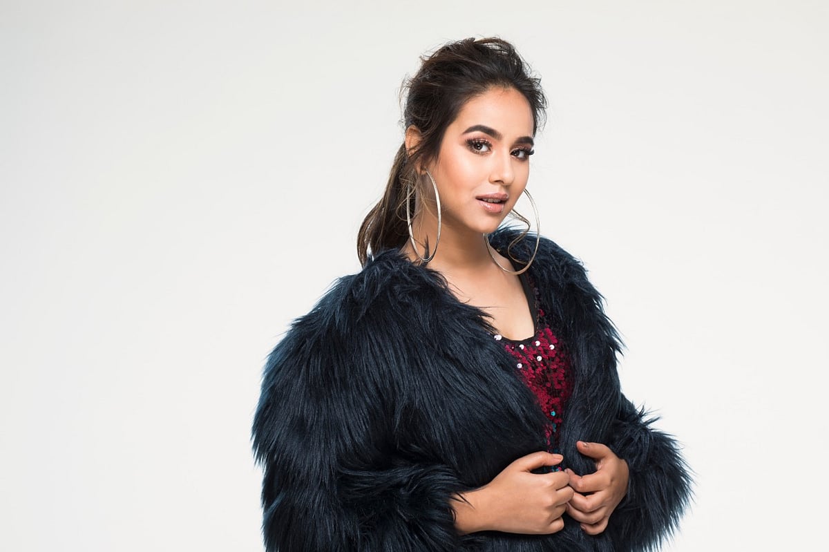 Singer Sunanda Sharma extends helping hand to street vendors; urges all to support them