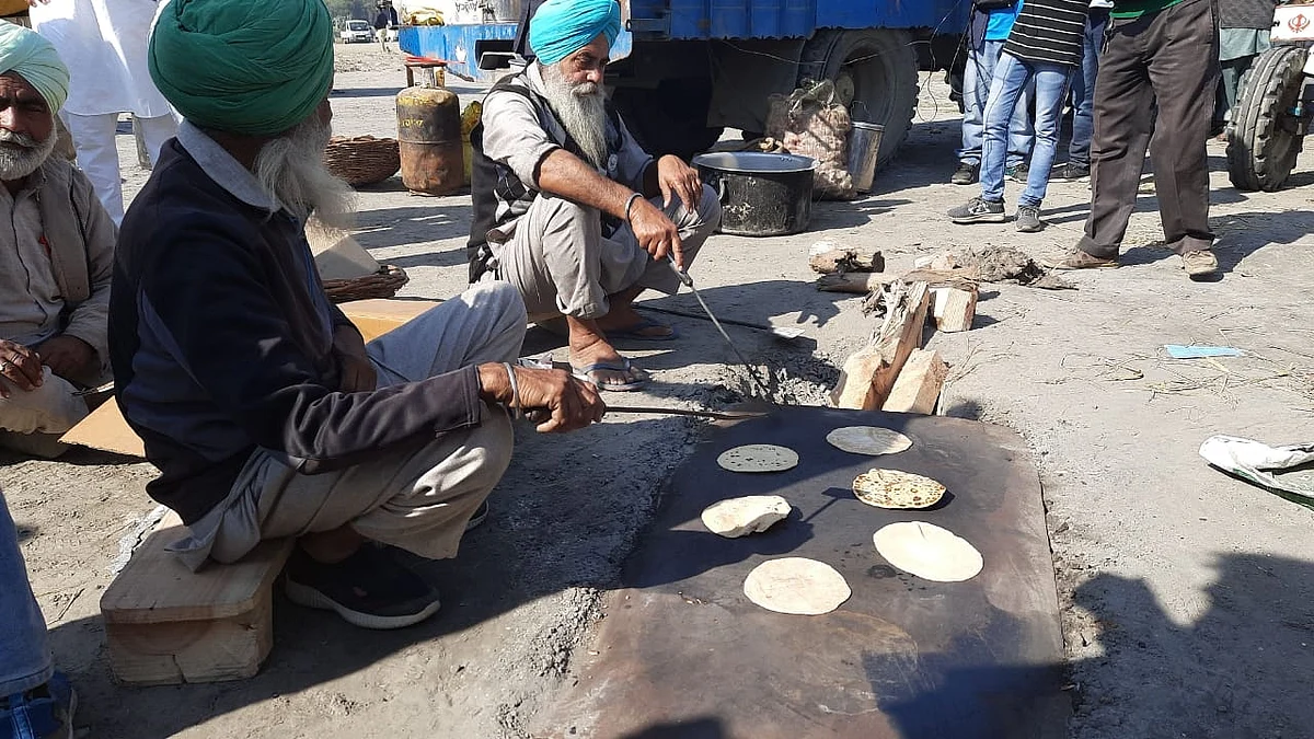 Good Samaritans offer ‘langar’ to people at Delhi’s Burari ground