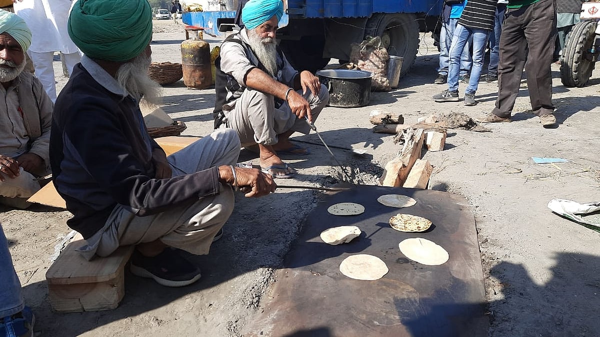 Good Samaritans offer ‘langar’ to people at Delhi’s Burari ground