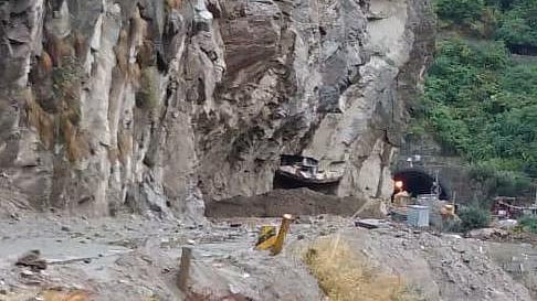 Jammu-Srinagar National Highway closed after overnight snowfall, landslides