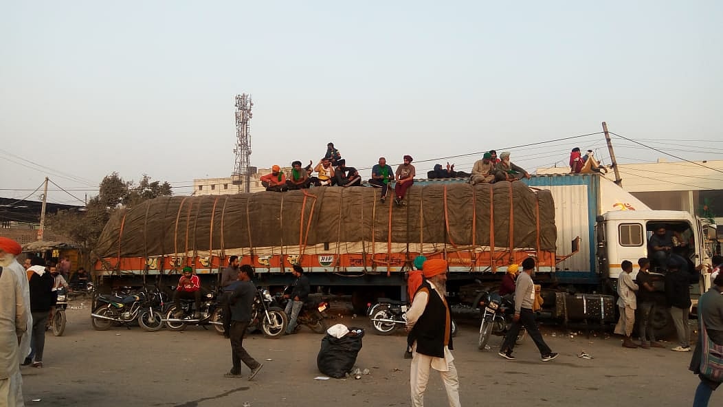 Mutter Paneer, street play and appeal to boycott Godi media mark farmers’ protest at Singhu border