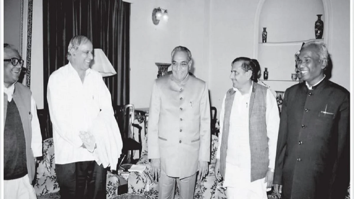Motilal Vora with Kanshi Ram, Mulayam Singh Yadav and other leaders (Photo by Man Mohan Sharma) 