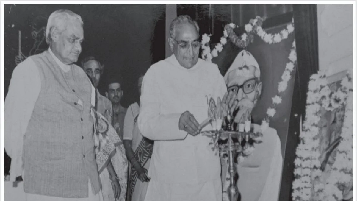 Motilal Vora with Atal Bihari Vajpayee (Photo by Man Mohan Sharma)