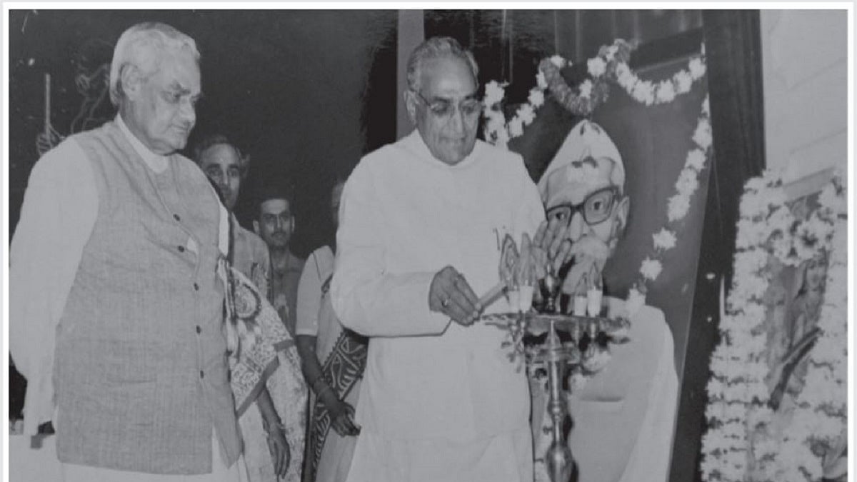 Motilal Vora with Atal Bihari Vajpayee (Photo by Man Mohan Sharma)