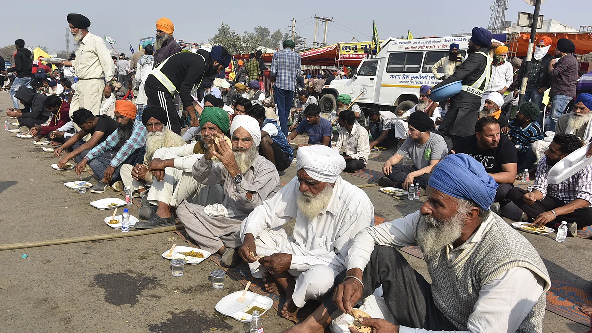 Farmers eating food during their ‘Delhi Chalo’ protest march against the Centre’s new farm laws, at Singhu border on December 2, 2020 in New Delhi, India. (Photo by Sonu Mehta/Hindustan Times via Getty Images)