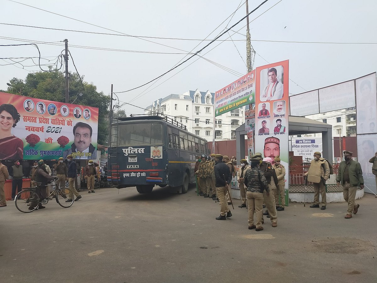 UP Police prevents Congress leaders from paying floral tributes to Mahatma Gandhi on party’s foundation day