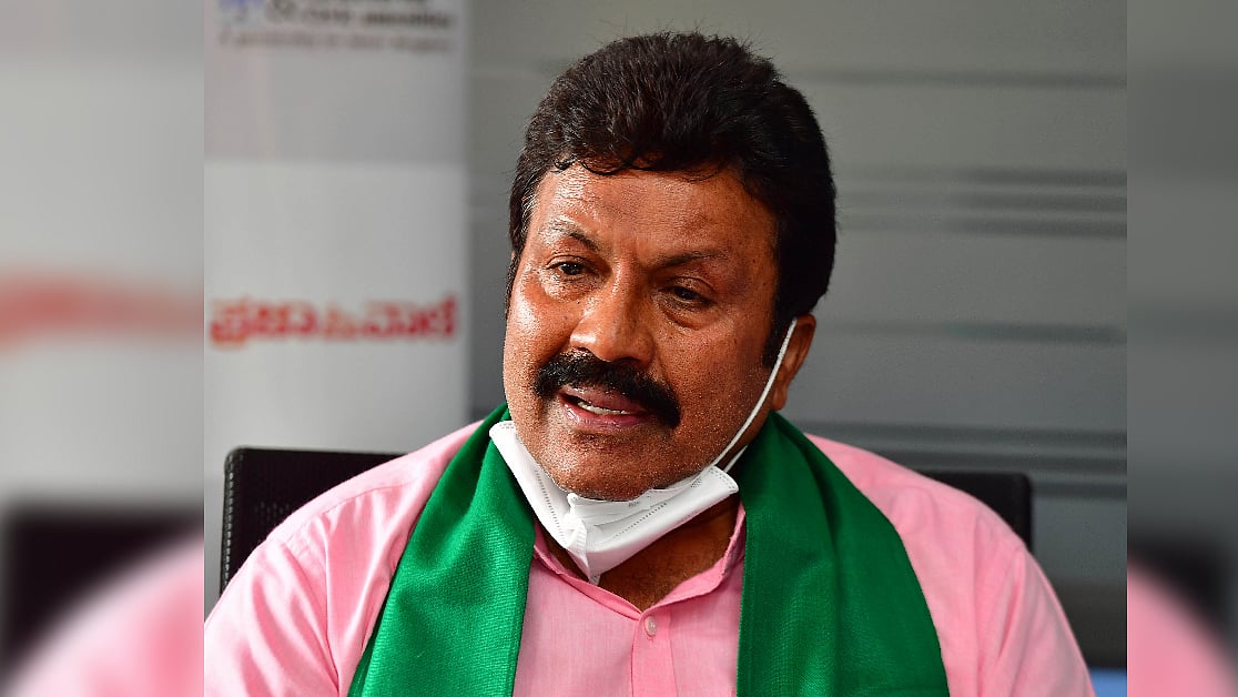 Farmers who commit suicide are cowards, says Karnataka Minister
