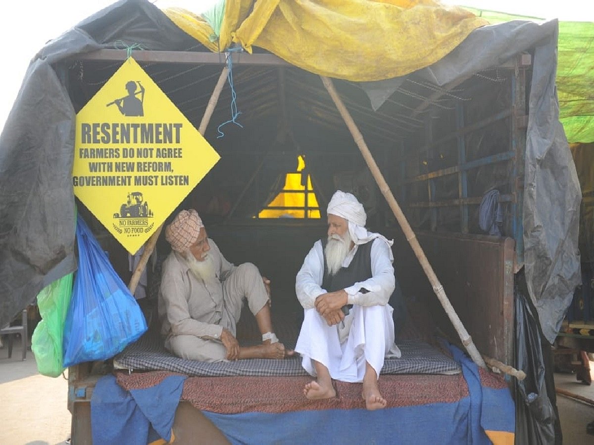 Singhu Border: As cold wave strikes Delhi, elderly farmers get foot massagers  