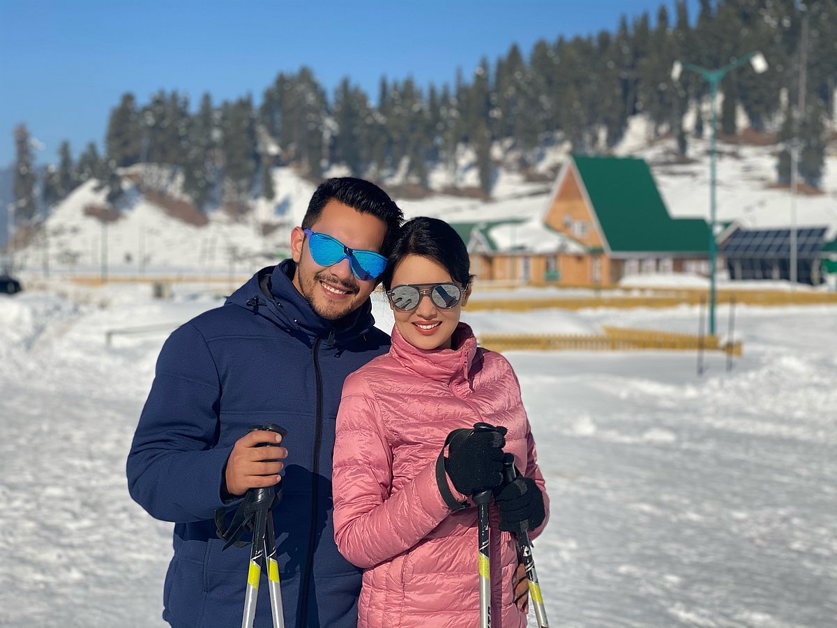 Aditya Narayan & his bride are honeymooning in Kashmir, they just can’t get enough of paradisiacal Valley