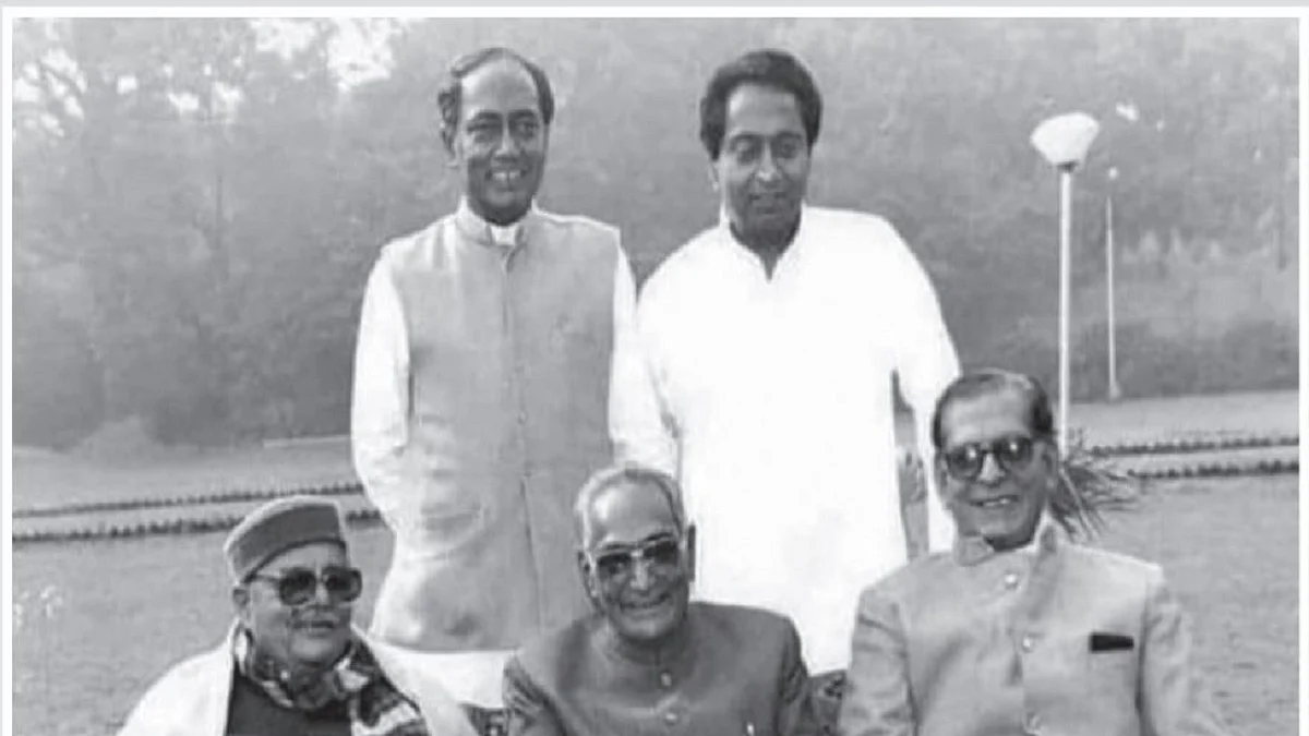 Motilal Vora posing with Arjun Singh, Kamal Nath, Digvijay Singh and Shyama Charan Shukla 