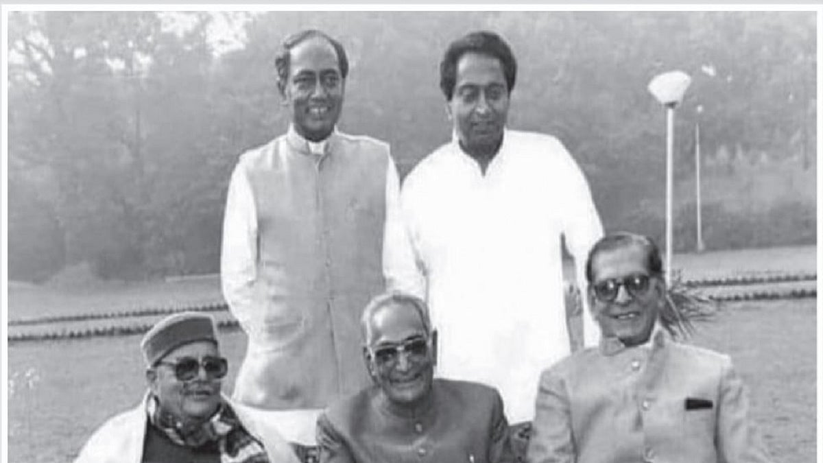 Motilal Vora posing with Arjun Singh, Kamal Nath, Digvijay Singh and Shyama Charan Shukla 