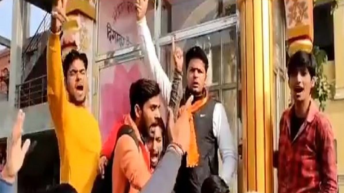 Screen grab from the video (Photo Courtesy: Twitter/@Benarasiyaa)
