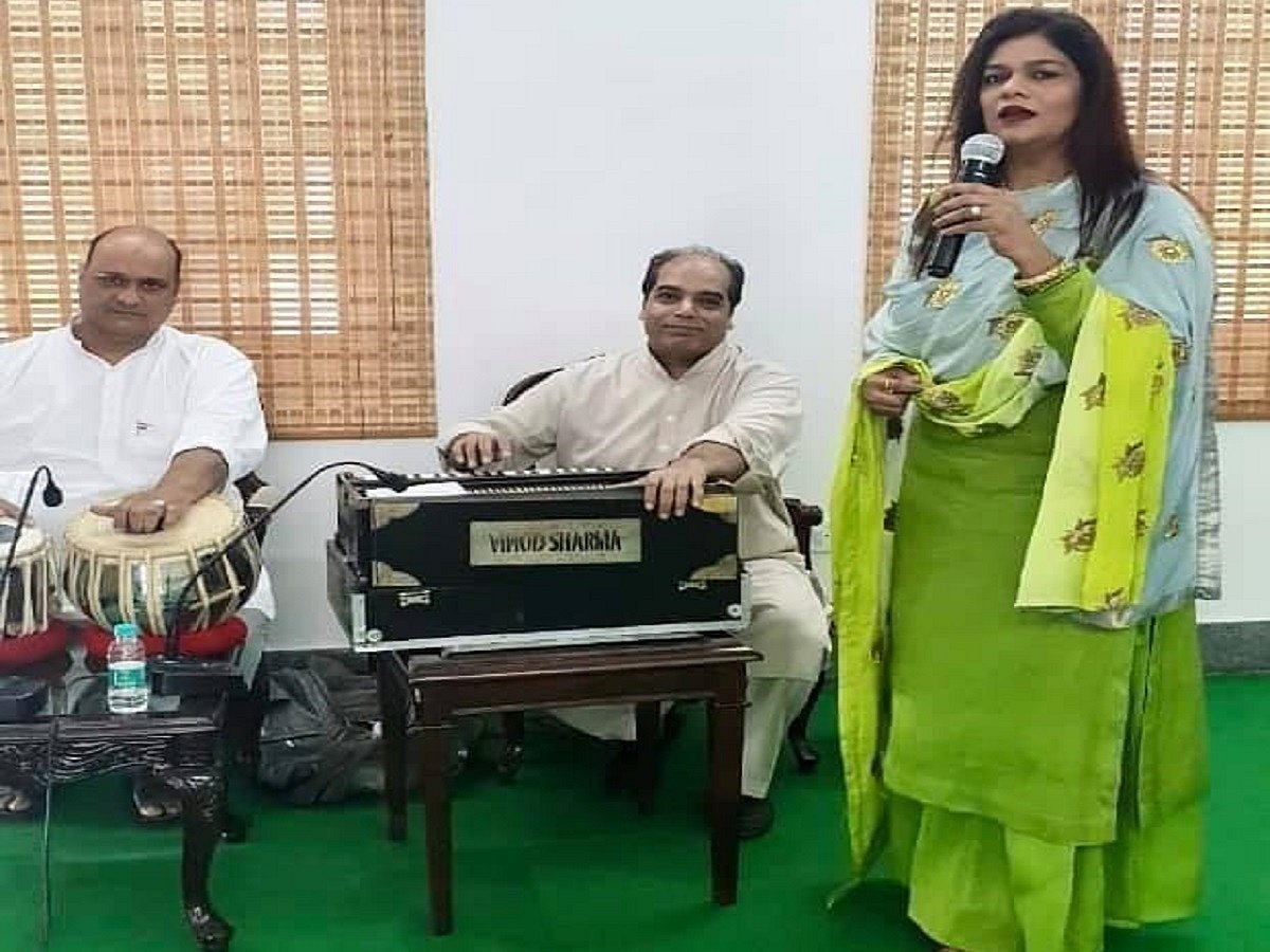 Meet Nishi Singh: The multi-tasking singer, social worker, painter