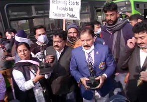 Farmers protest: Athletes march towards Rashtrapati Bhavan to return awards, halted midway