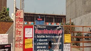 Farmers lay siege to Reliance show room in Sonipat, force it to close down