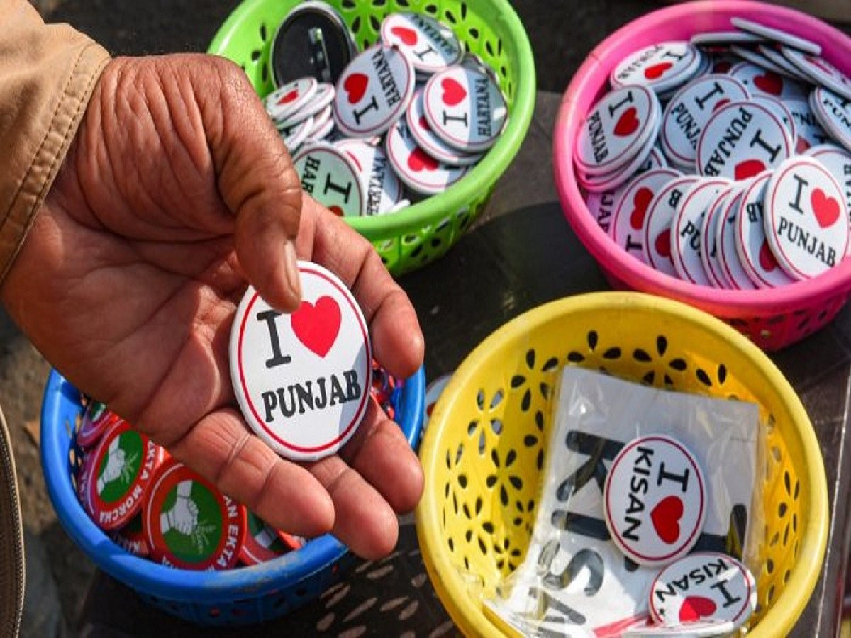 Selling badges, stickers at Singhu border: Farmers’ stir give many vendors chance to revive income