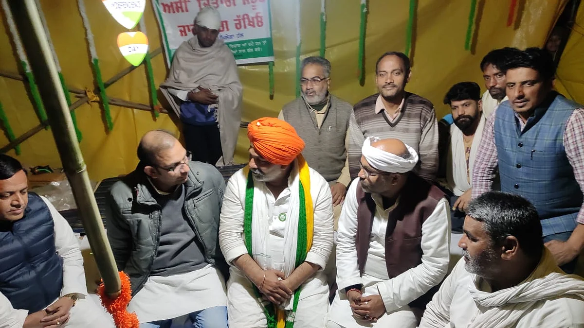 UP Cong chief Ajay Lallu meets BKU leader Rakesh Tikait at Ghazipur protest site
