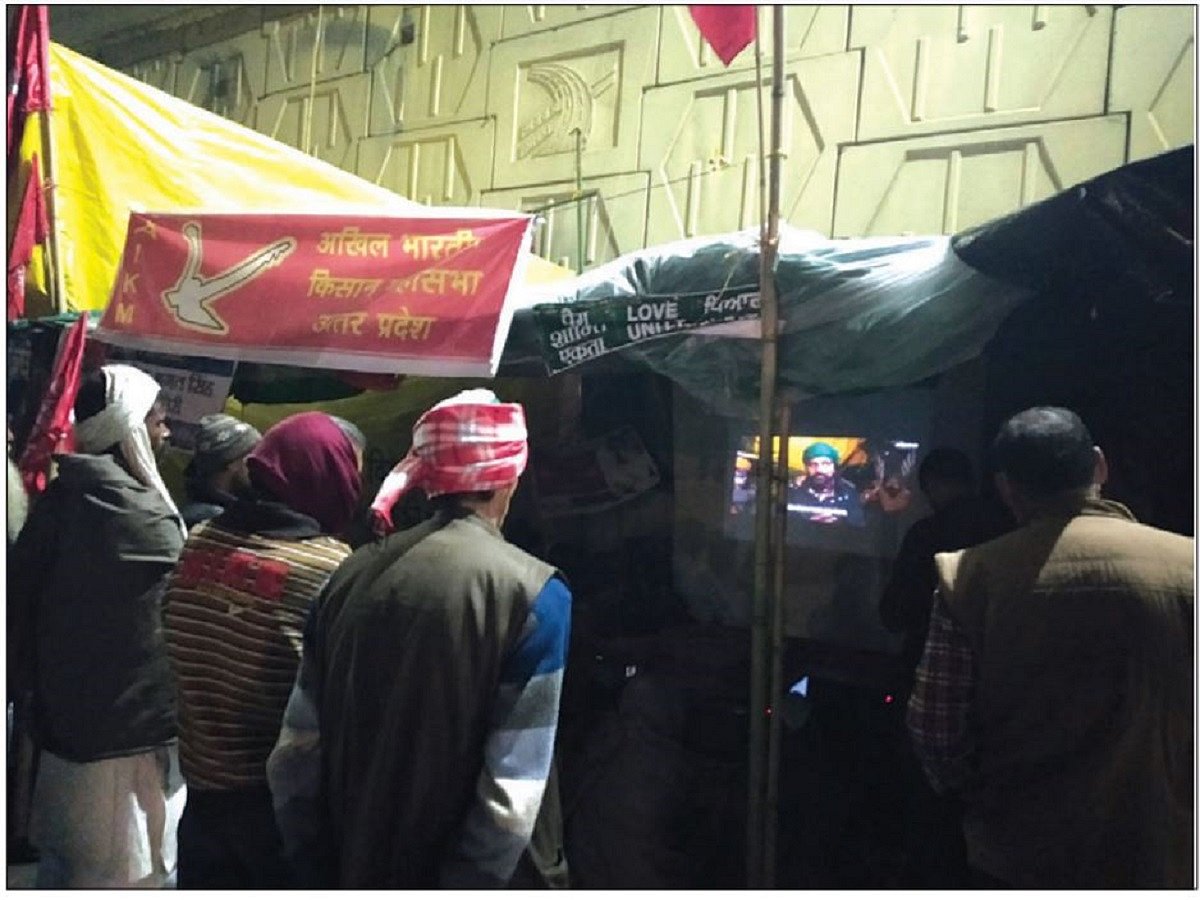 Trolley Talkies: Farmers utilise their time watching films of resistance  