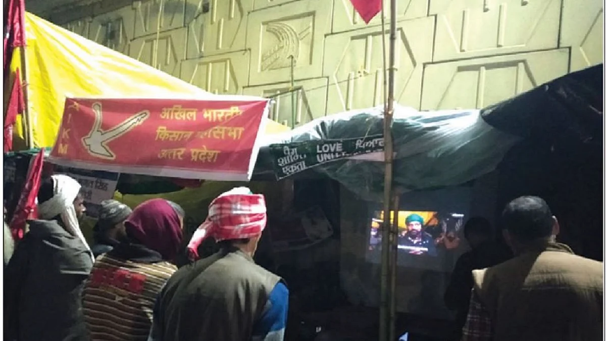 Trolley Talkies: Farmers utilise their time watching films of resistance