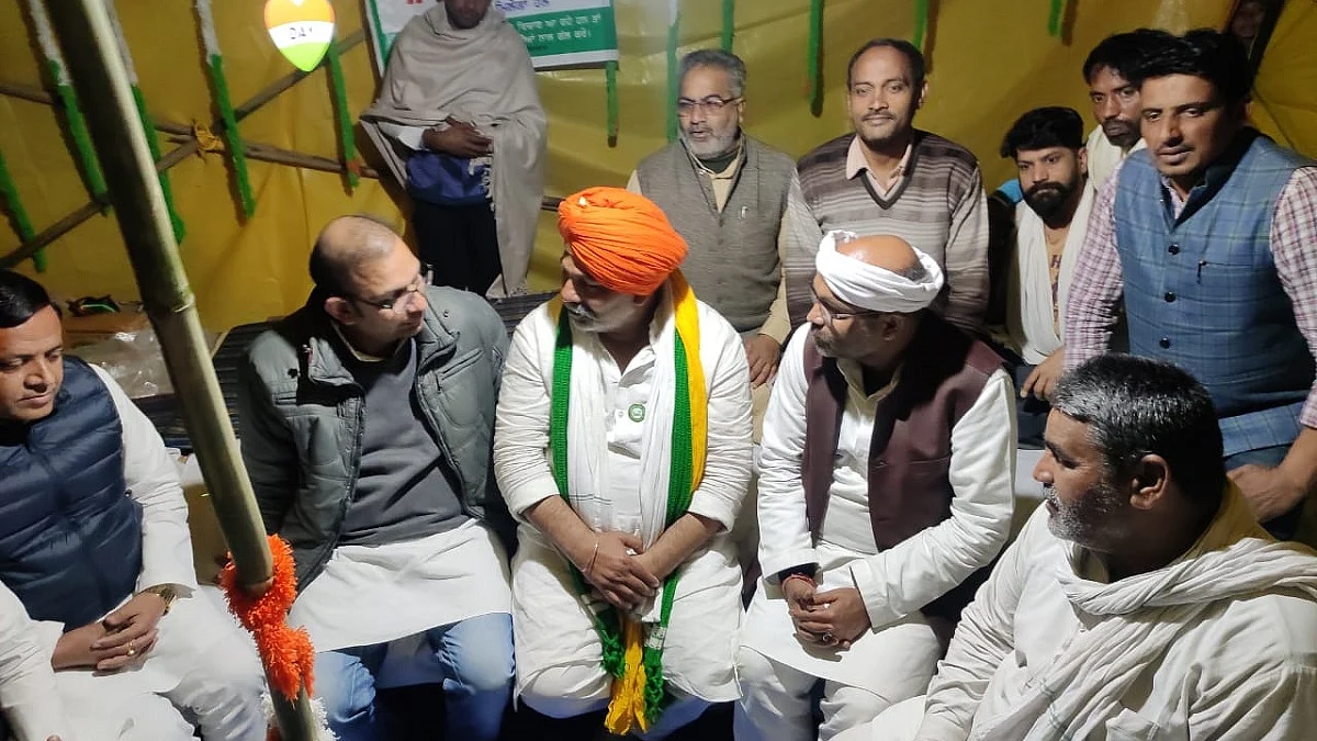 UP Congress chief Ajay Kumar Lallu met BKU leader Rakesh Tikait at Ghazipur border
