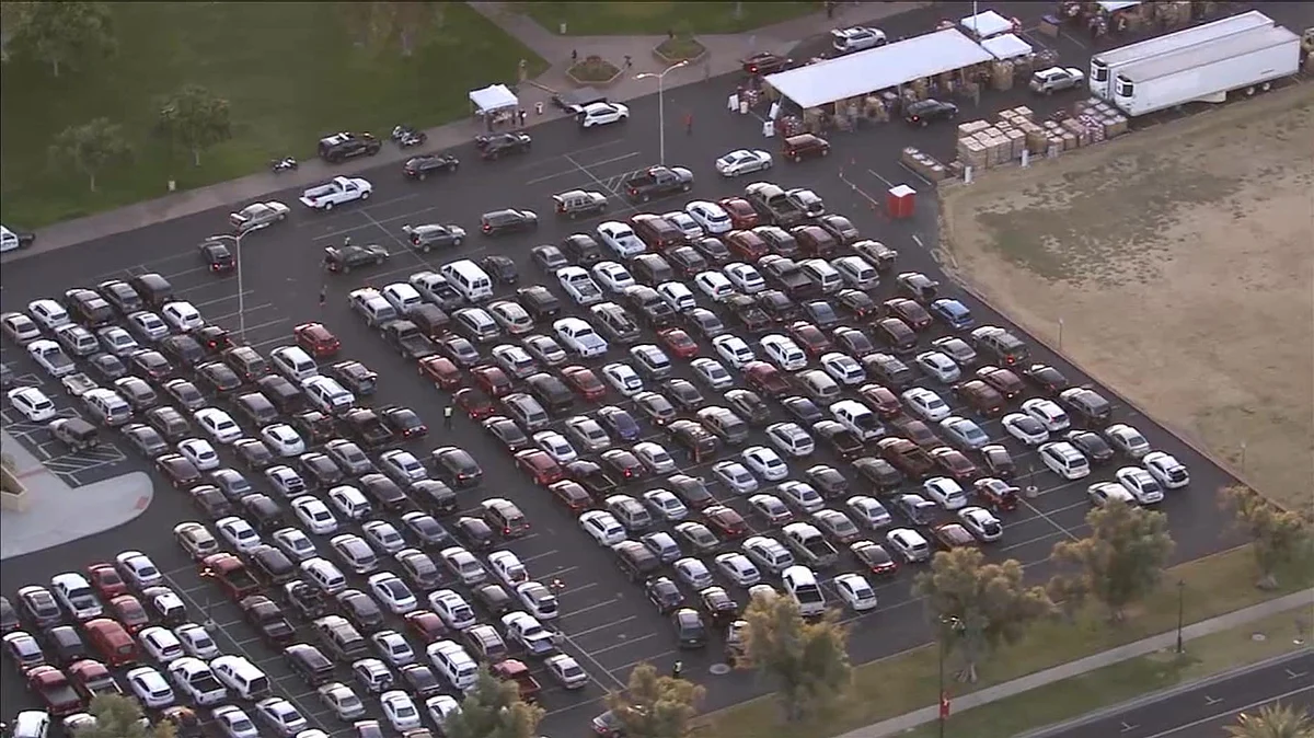 Cars lined up waiting for their turn at a food bank in the US (Photo courtesy: Twitter)