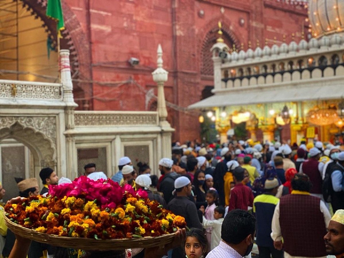 Celebrating spiritual hues of Basant at Dargah Nizamuddin Auliya