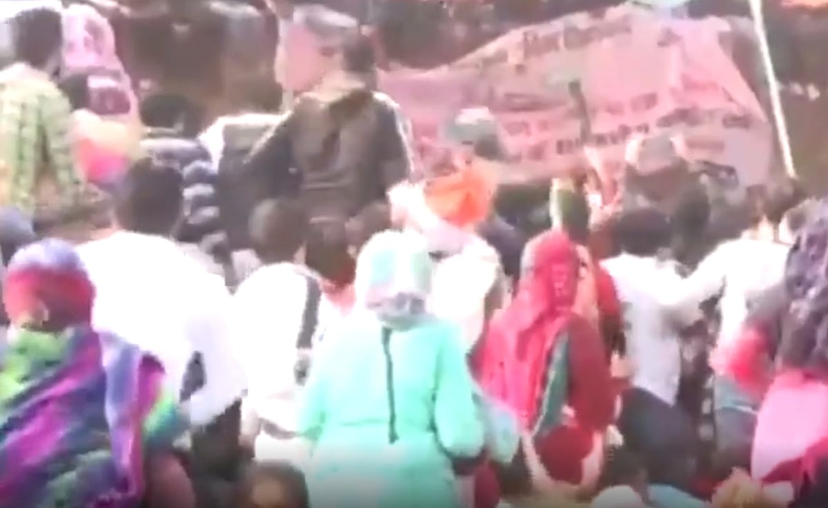 Rakesh Tikait, farmer leaders fall as stage collapses